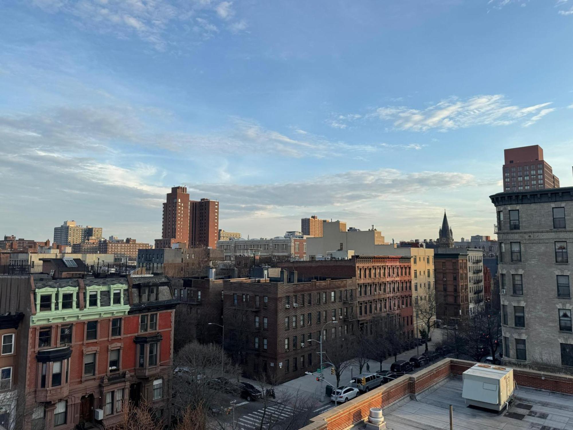 Sunlit Luxury 2br Harlem Brownstone Retreat - Near Express Trains