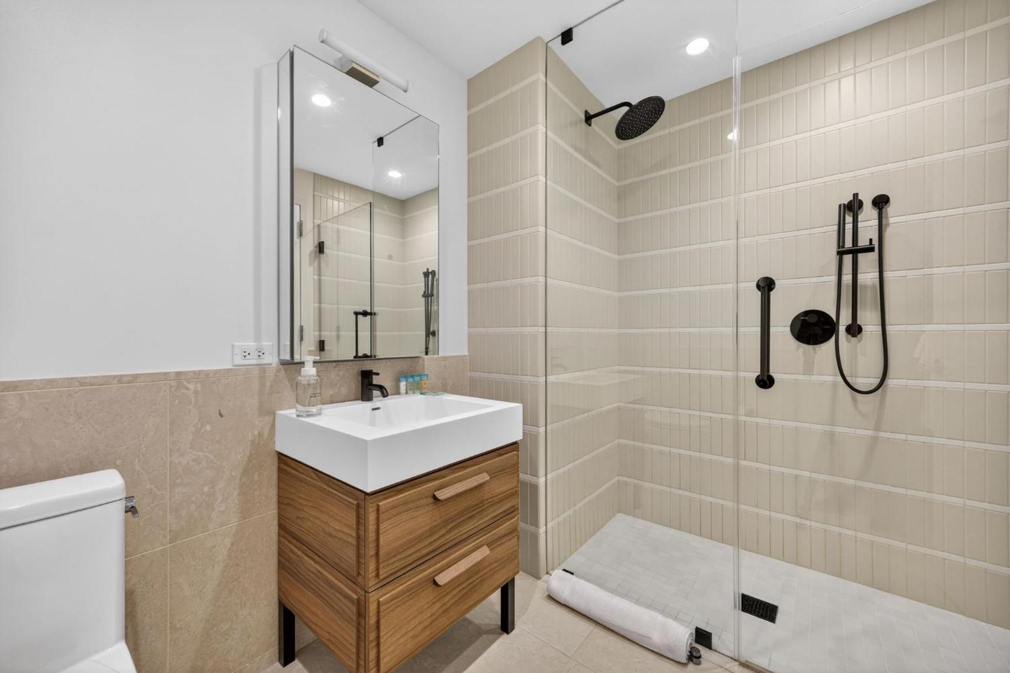 Greenpoint 1br W Work Setup By Anyplace - 11756 Apartment *