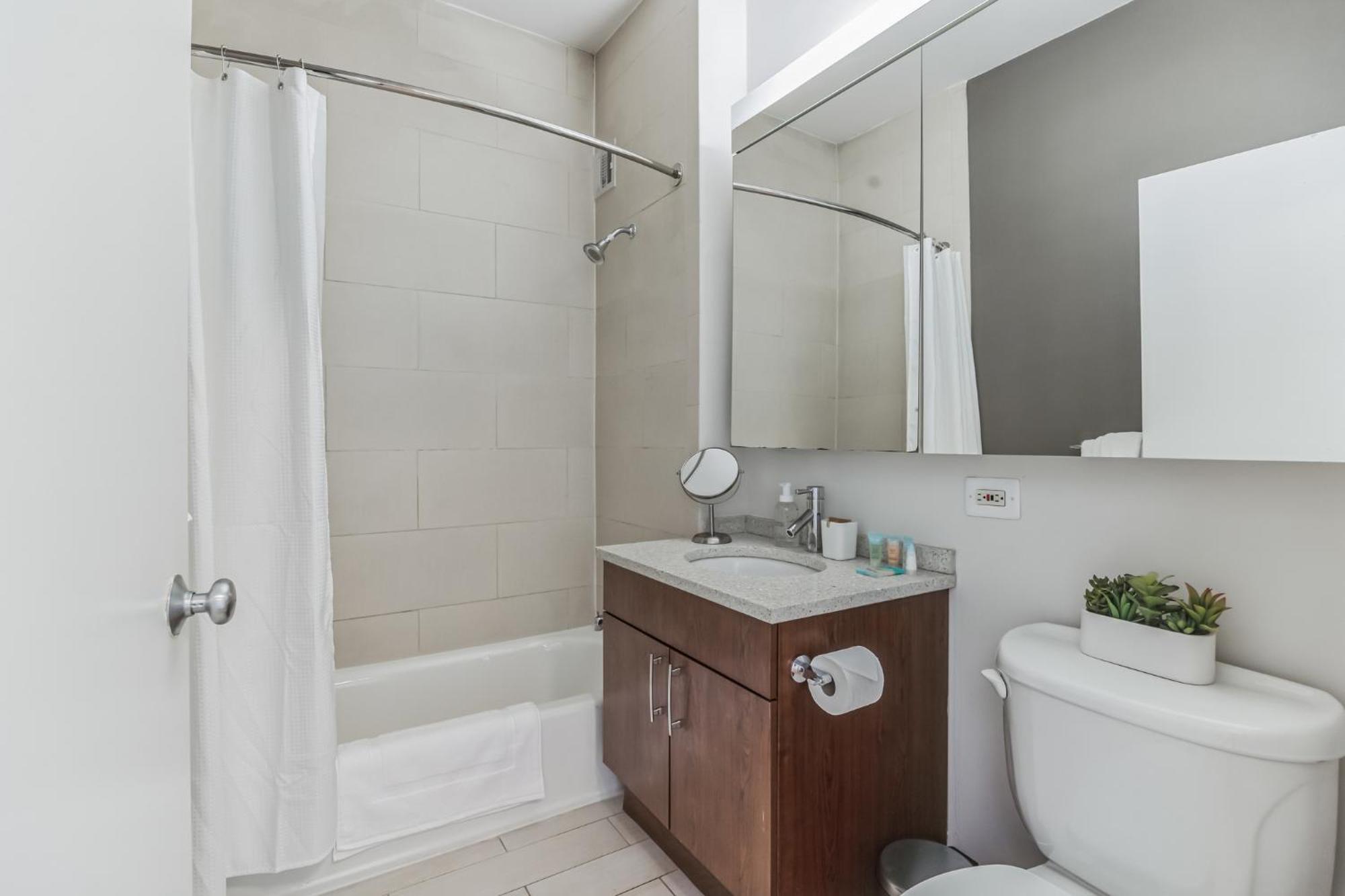 Chelsea 1 Bedroom W Work Setup By Anyplace - 11651 Apartment *