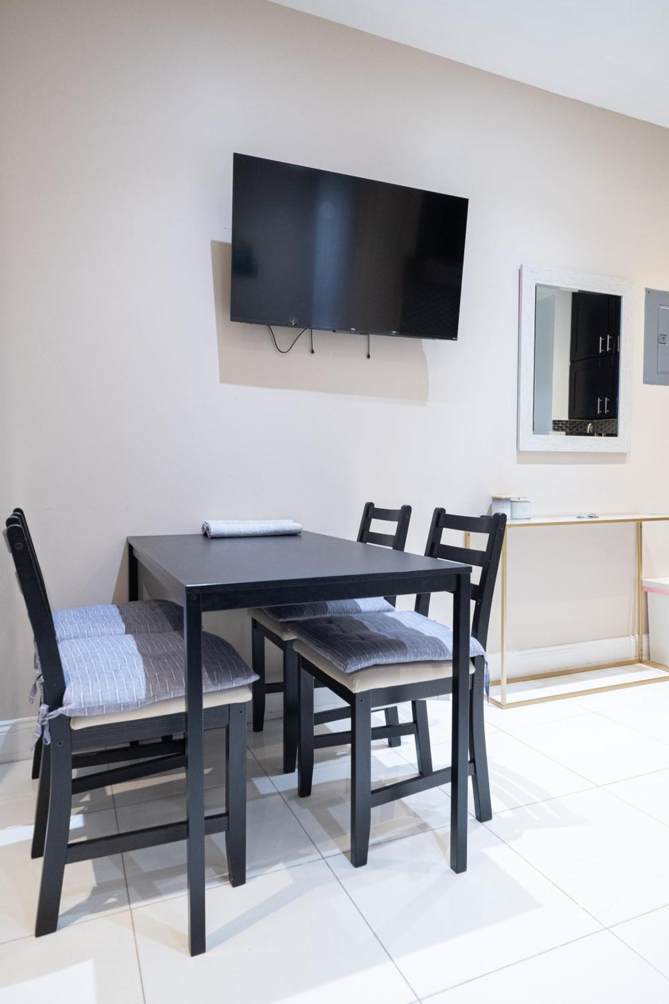 Comfy 2 Bedroom On Park West