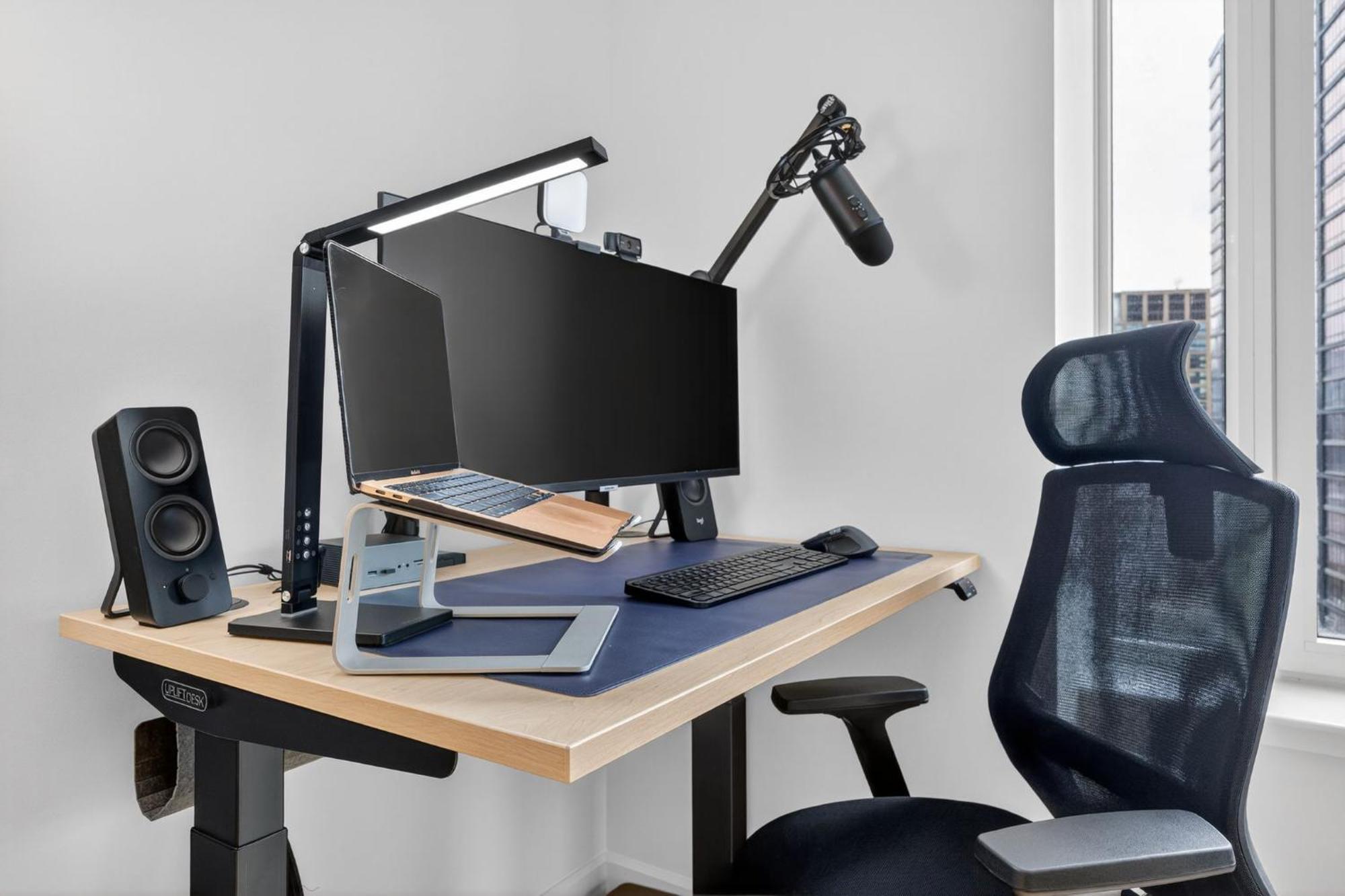 Greenpoint 1br W Work Setup By Anyplace - 11756