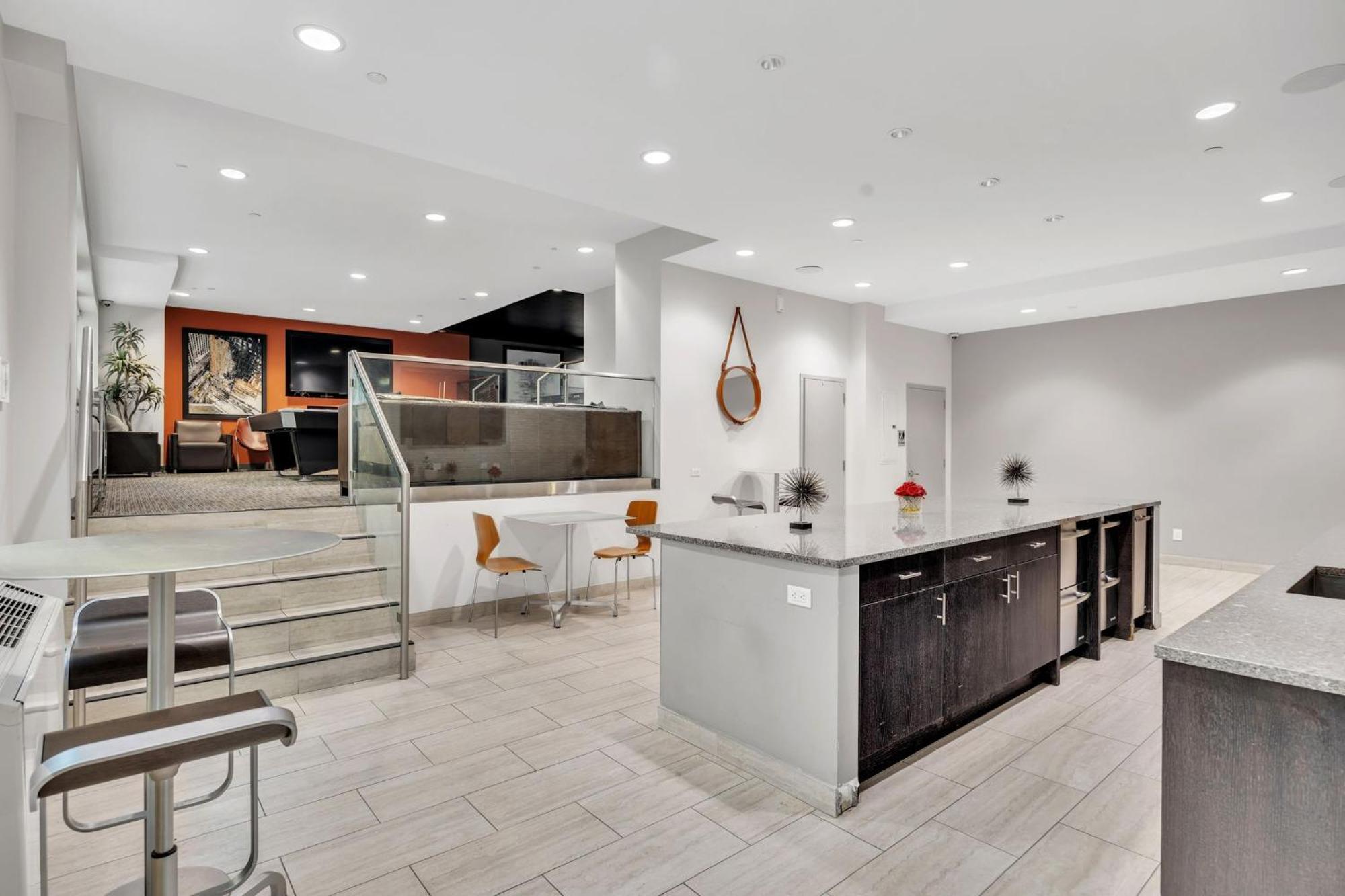 Apartment Chelsea 1 Bedroom W Work Setup By Anyplace - 11651 New York