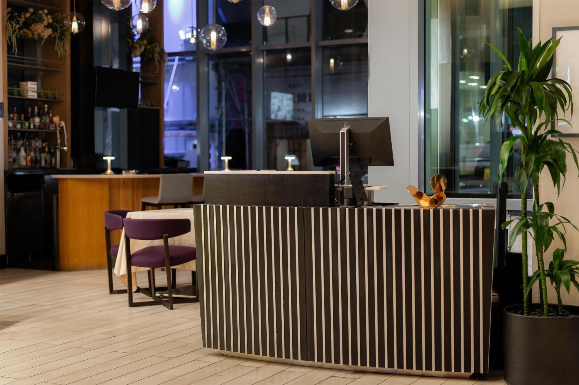 Hotel Embassy By Hilton Manhattan Times Square 4*