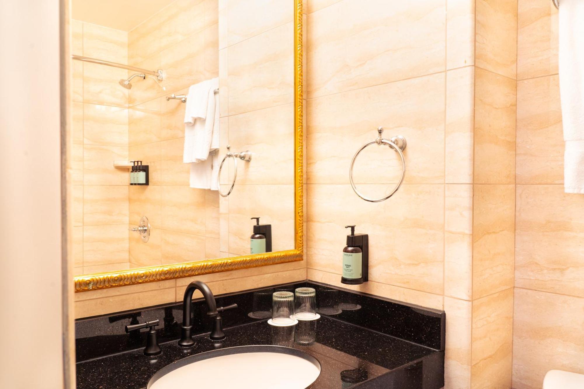 Stanford Hotel 3*