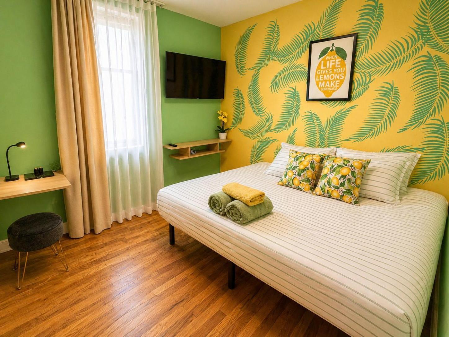 Lemon Vibes In Apartment New York