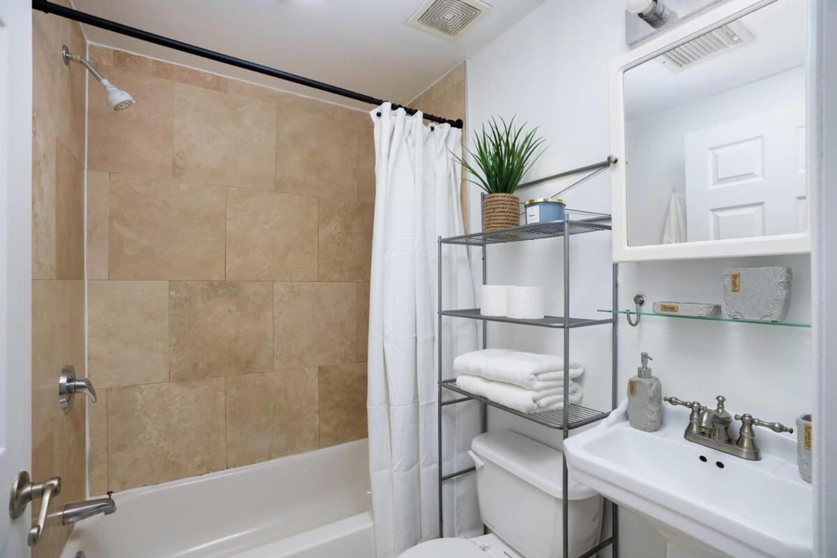 1435-3-3 Bedrooms 2bath W D Prime Upper East