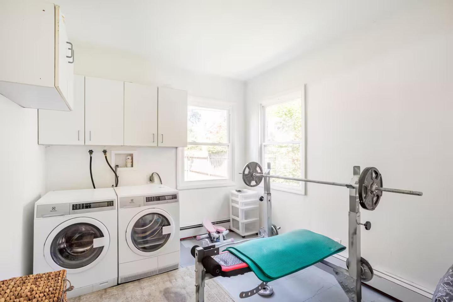 Entire 3bdr W/parking, Backyard, Firepit, Bbq