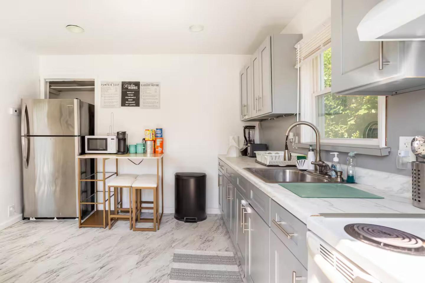 Villa Entire 3bdr W/parking, Backyard, Firepit, Bbq