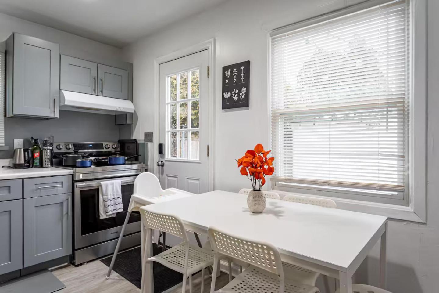 Villa Entire 3bdr W/parking, Backyard, Firepit, Bbq *