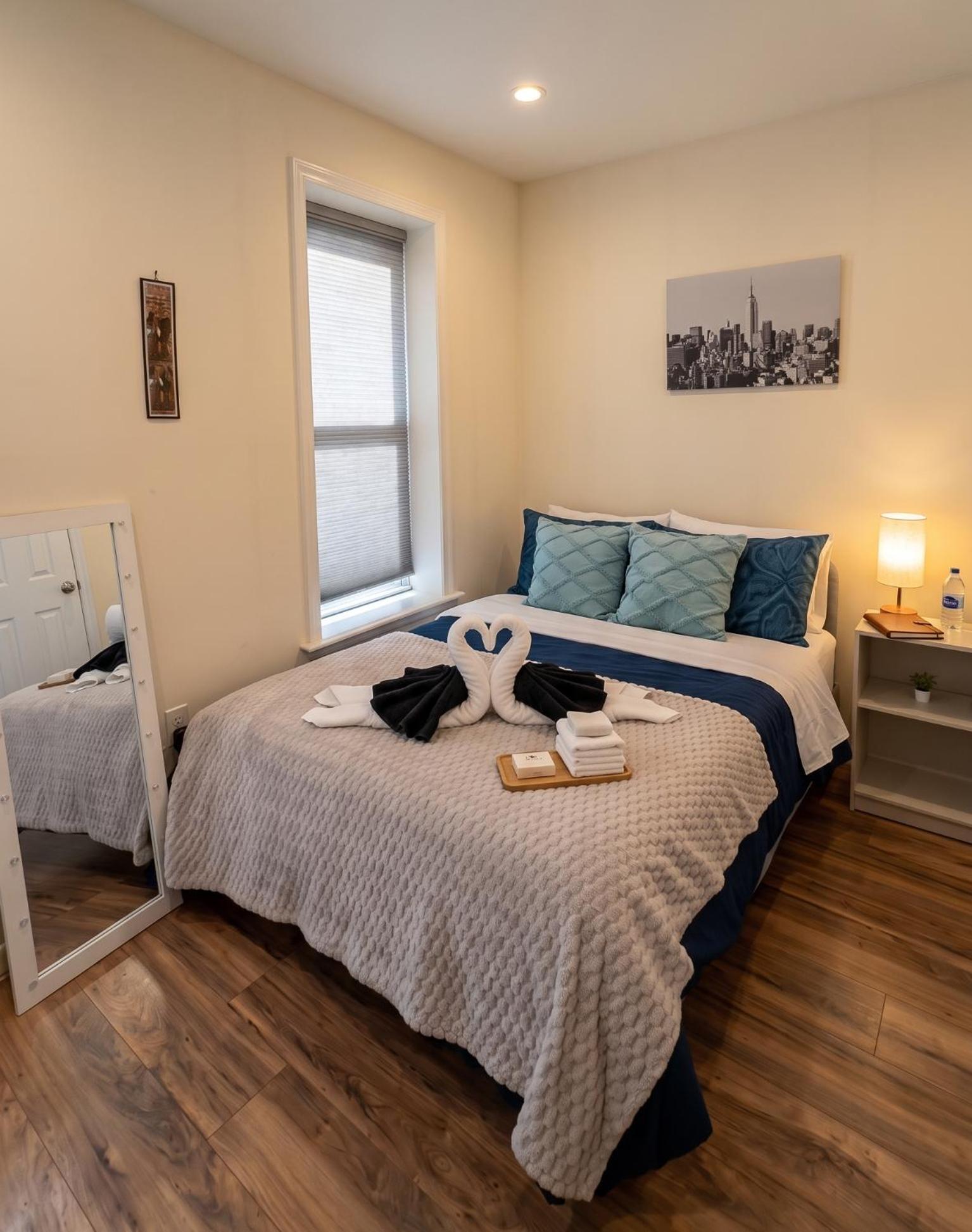 Next To Manhattan 2 Bedrooms - Subway 20 Steps, Manhattan 1 Stop Apartment *