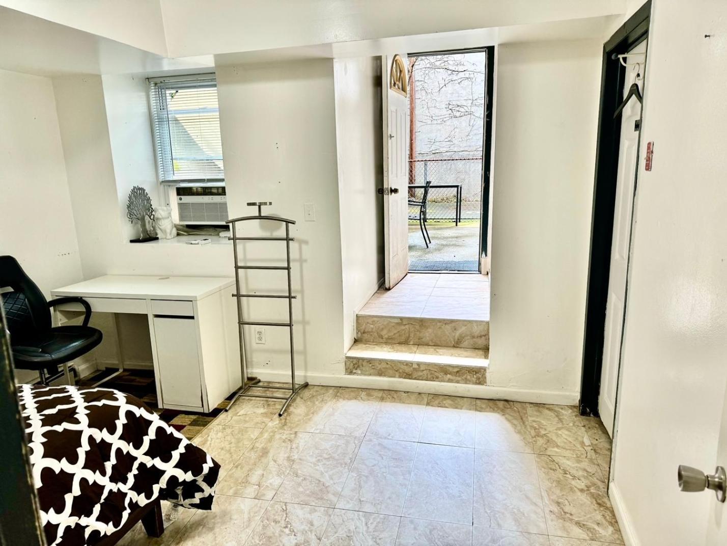 Completely Private 2 Bedroom With Backyard In Lic !!! *