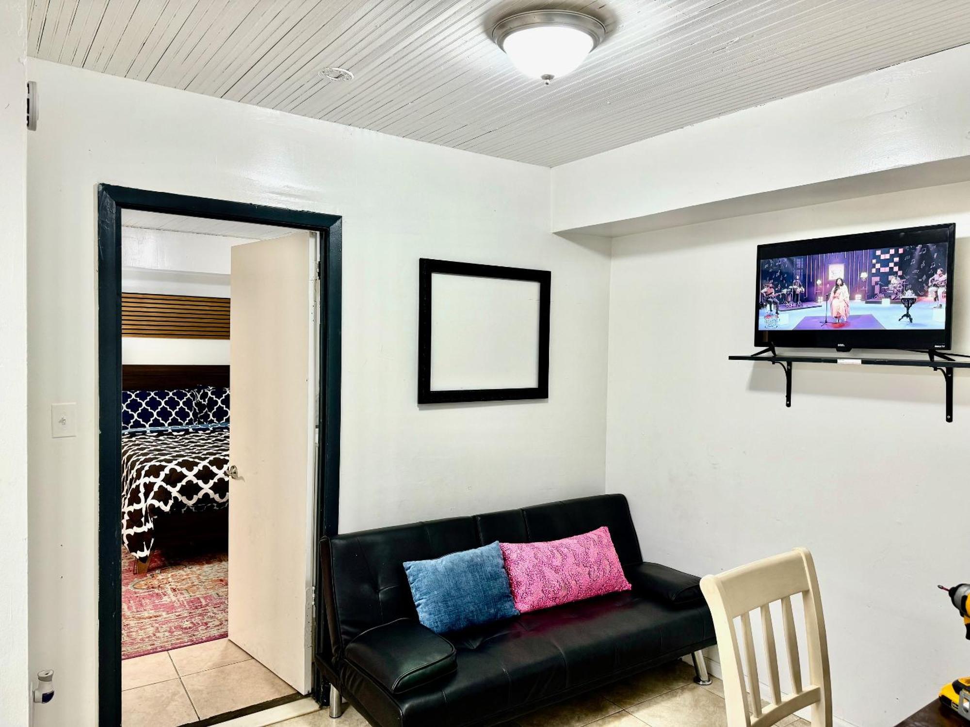 Completely Private 2 Bedroom With Backyard In Lic !!!