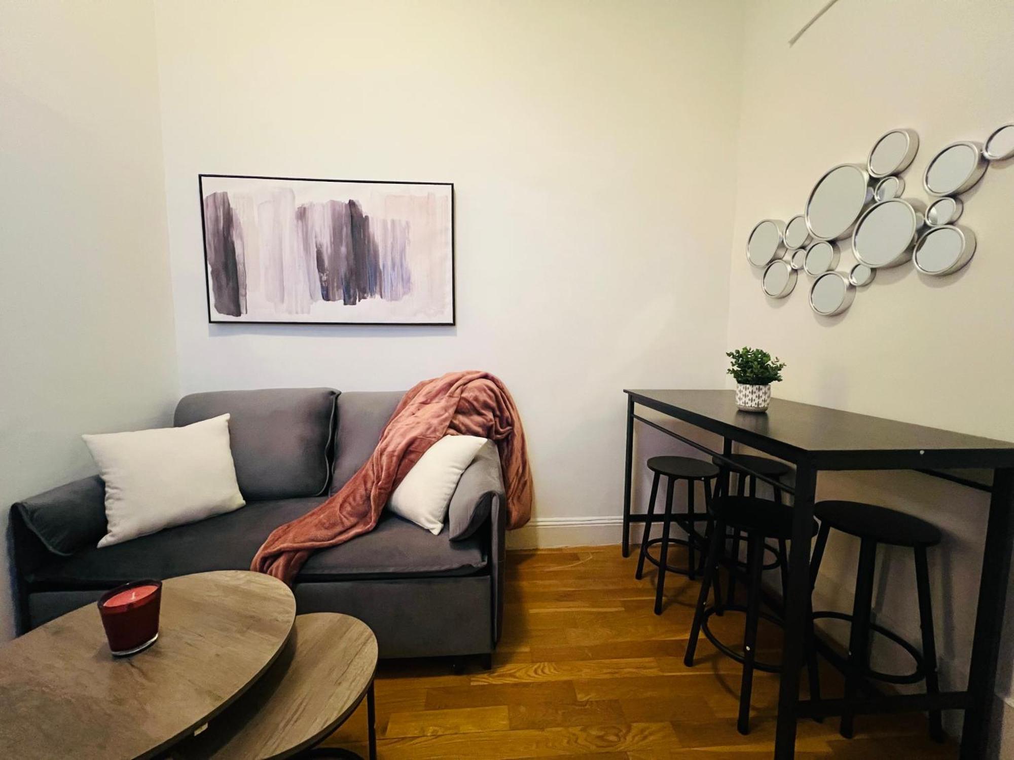 Midtown West By Times Square Apartment *