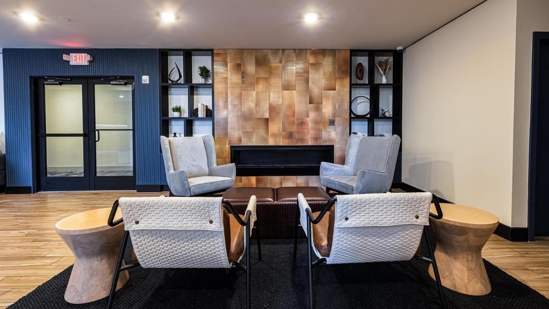 Landing Beautiful 2Bd Rooftop Lounge Courtyard *