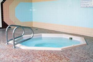 Western Queens Court Hotel 3*