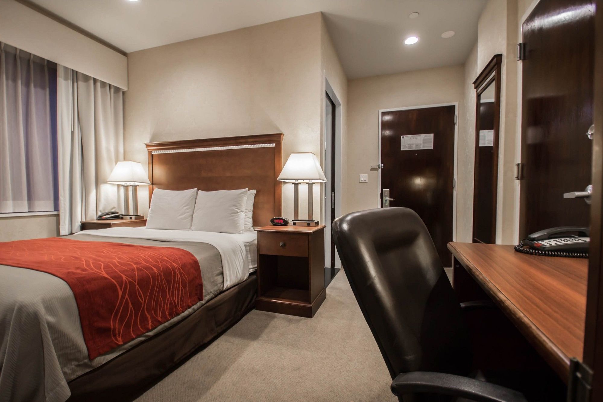 Hotel Comfort Manhattan Bridge 3*