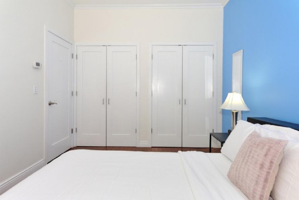 One Bedroom Midtown South Apartment New York