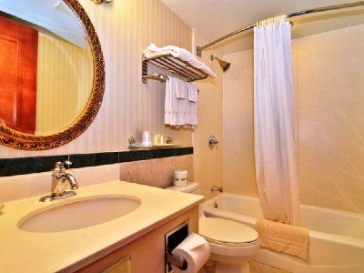 Western Queens Court Hotel 3*