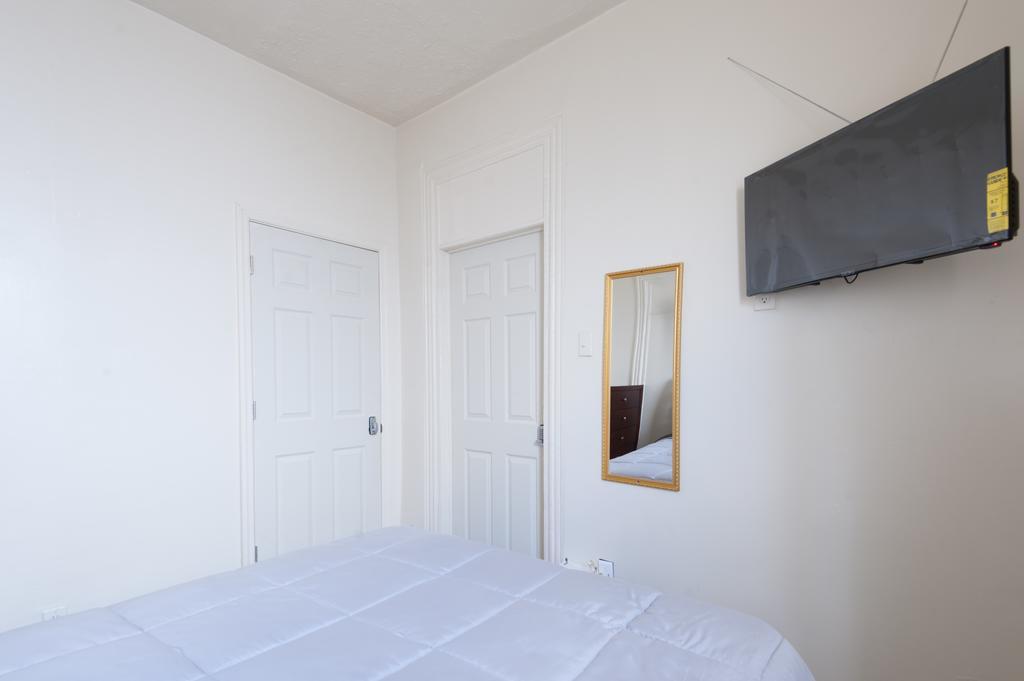 Studio And 1 Bedroom - Bronx Appartement