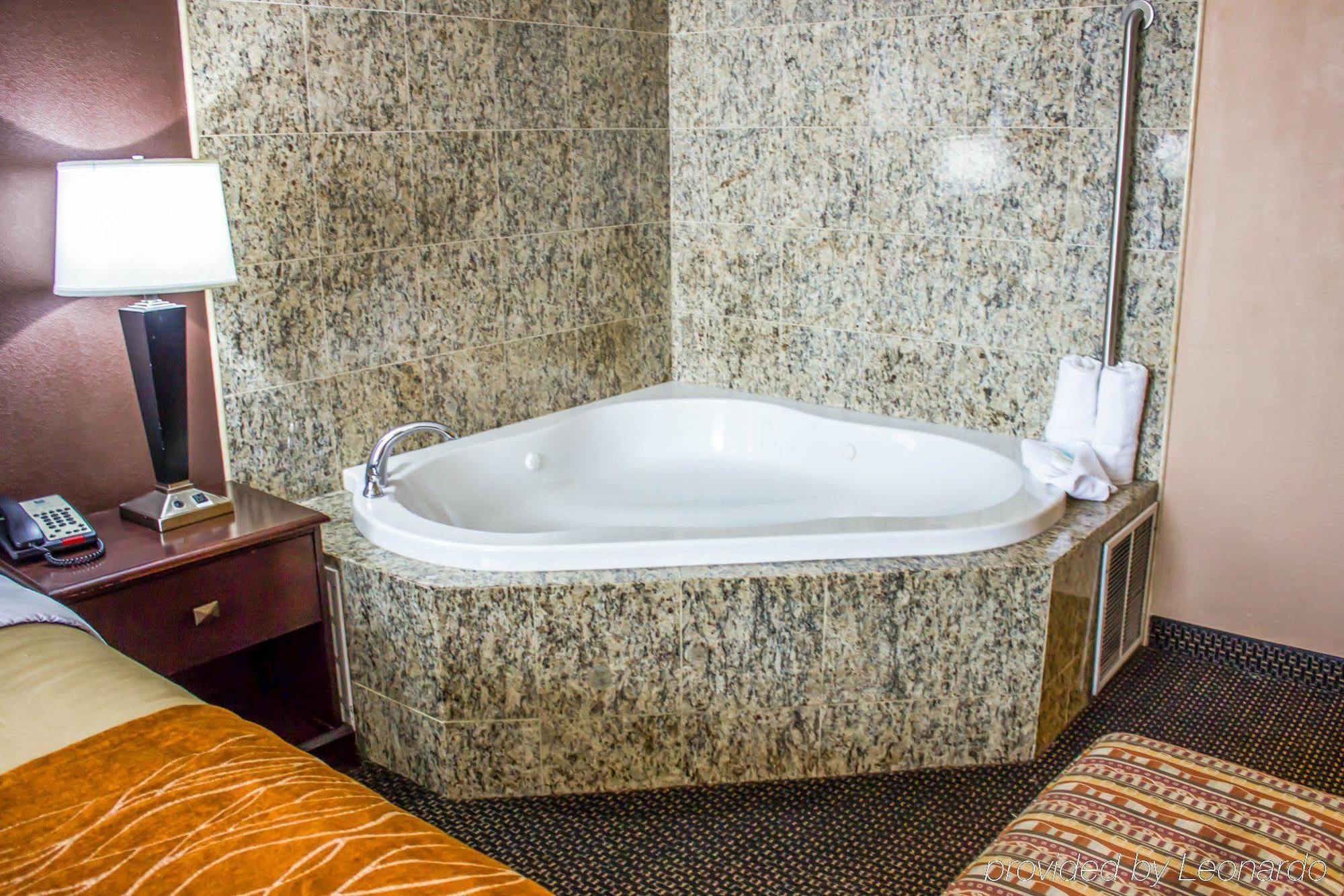 Travelodge By Wyndham Queens Hotel 3*