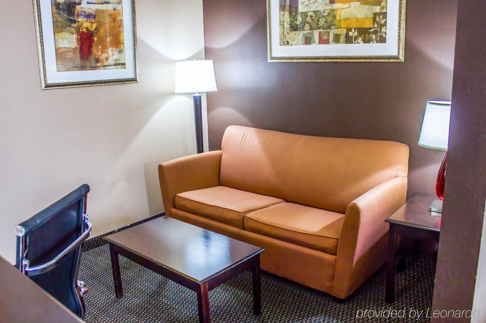 Travelodge By Wyndham Queens Hotel