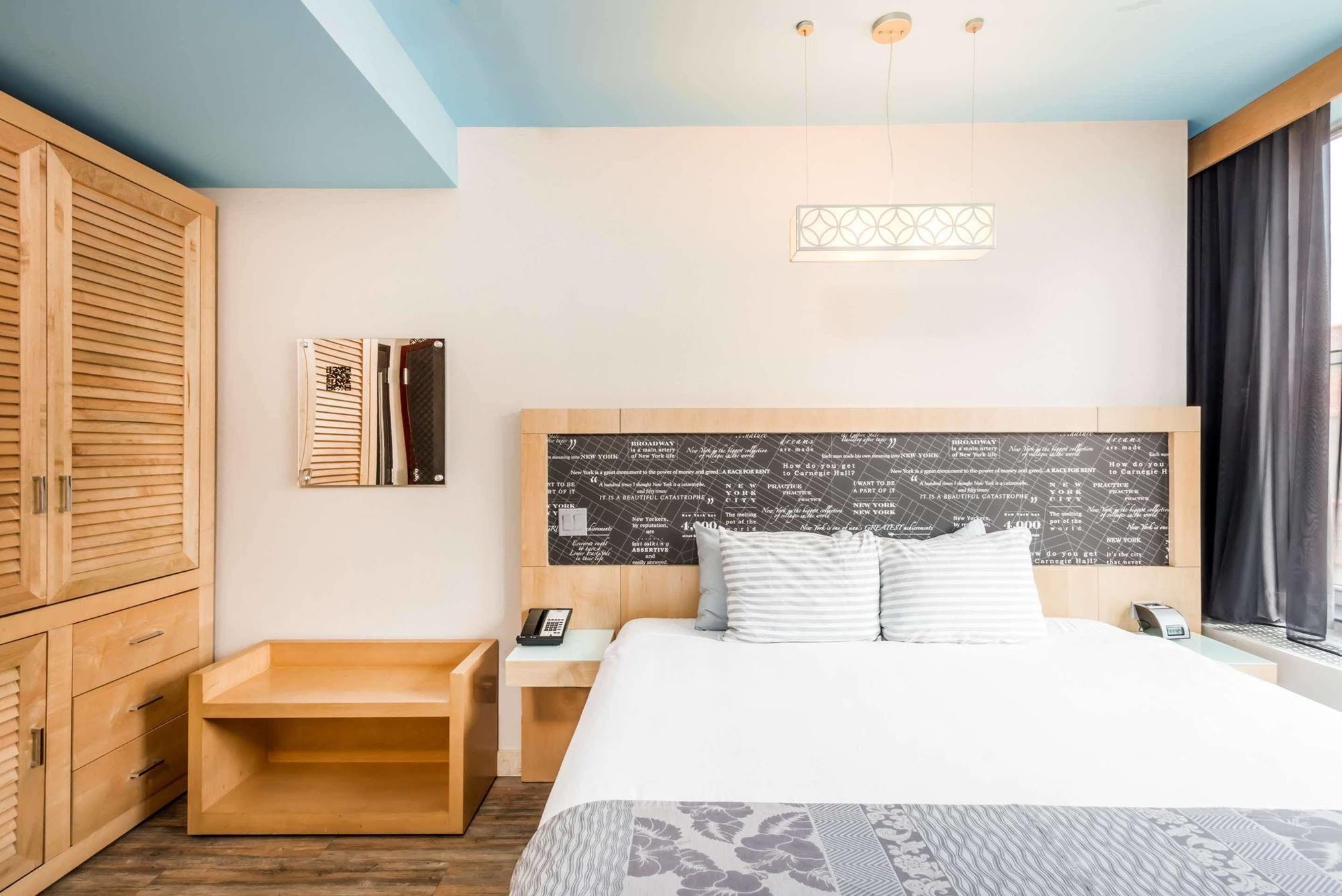 Hotel Courtyard Manhattan/times Square 3*