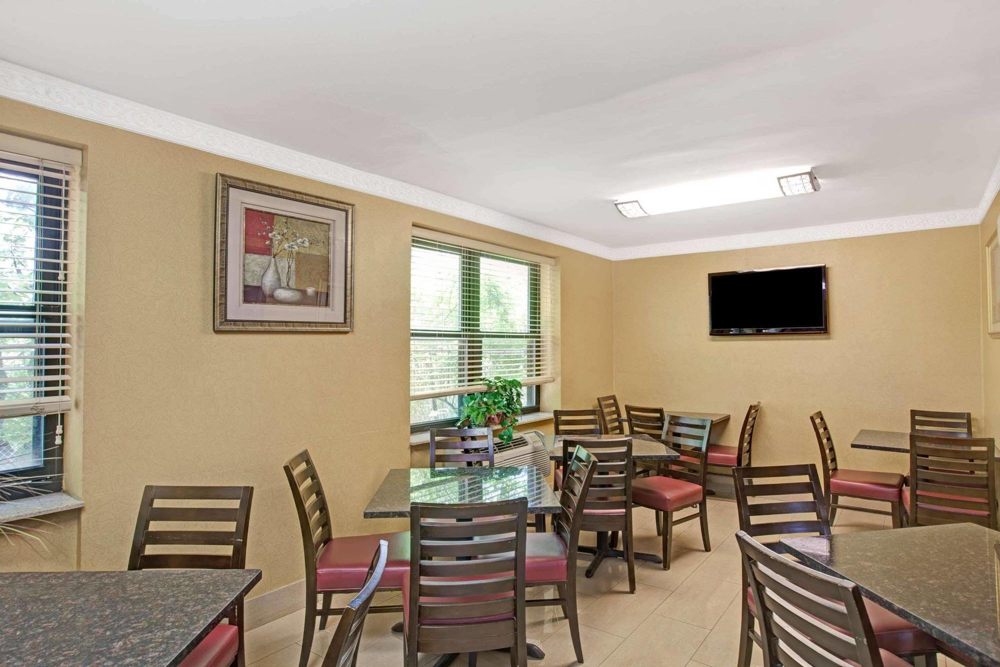 Days Inn Brooklyn Hotel 2*