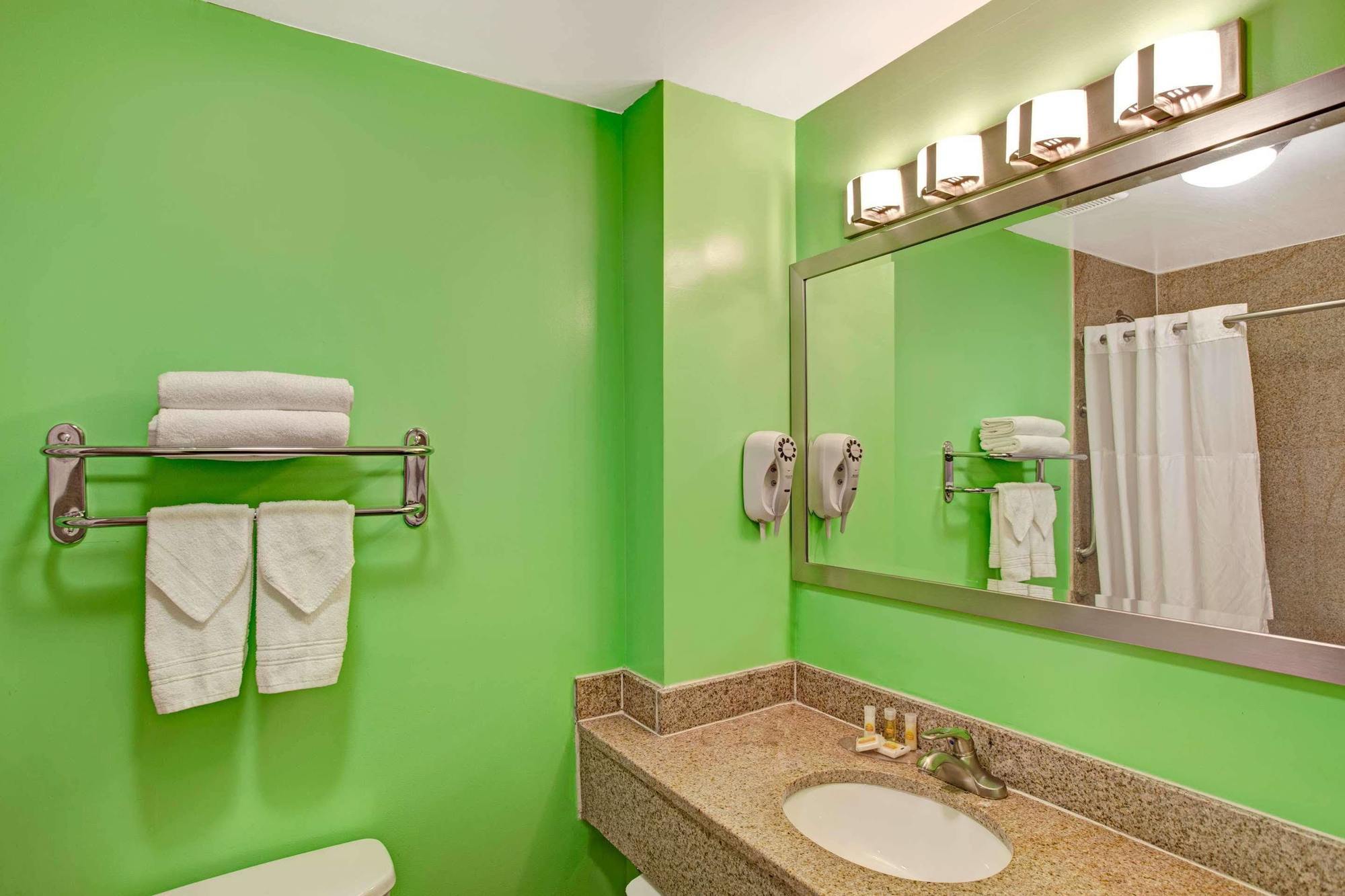 Hotel Days & By Wyndham Ozone Park/jfk Airport 2*