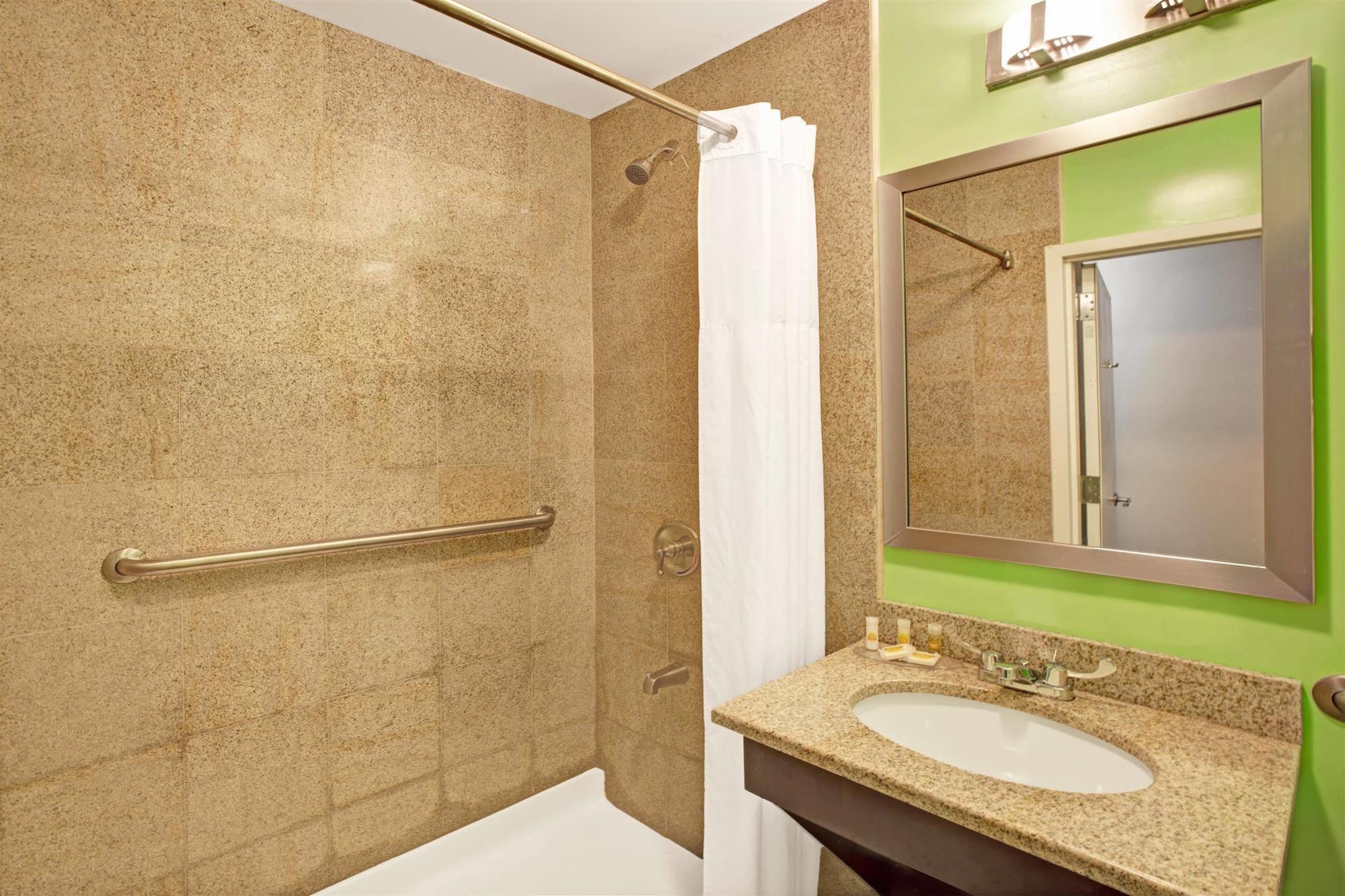 Hotel Days & By Wyndham Ozone Park/jfk Airport