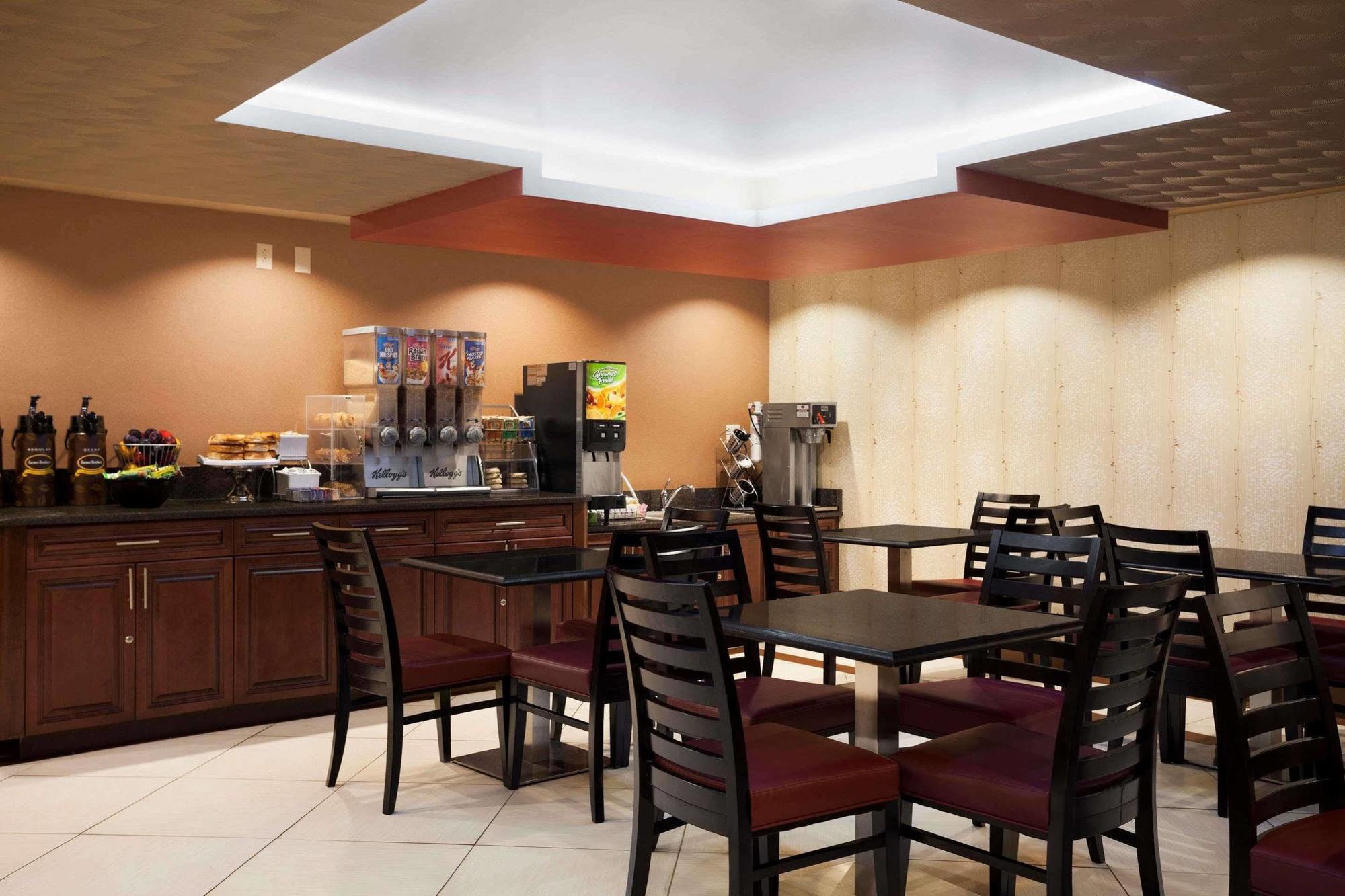 Super 8 Bronx Hotel 2*