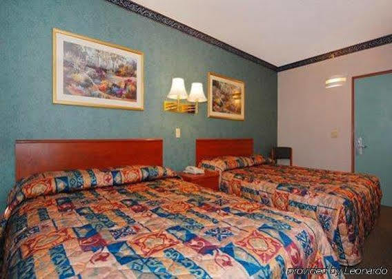 Econo South Ozone Park 2*