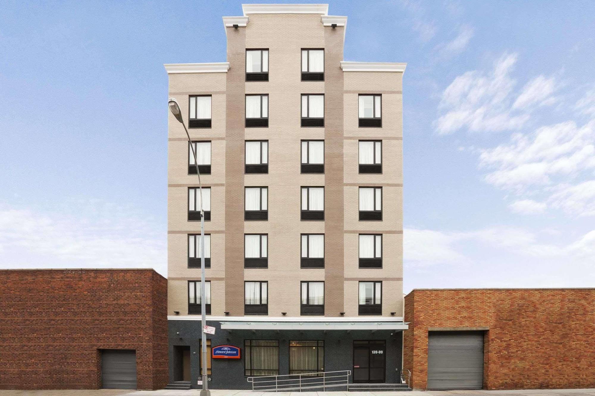 Hotel Howard Johnson By Wyndham Jamaica Ny Near Airtrain Jfk New York