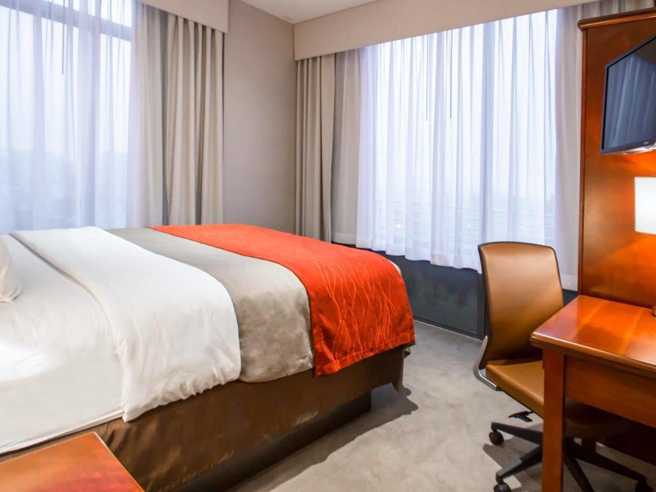 Comfort Manhattan Bridge Hotel 3*