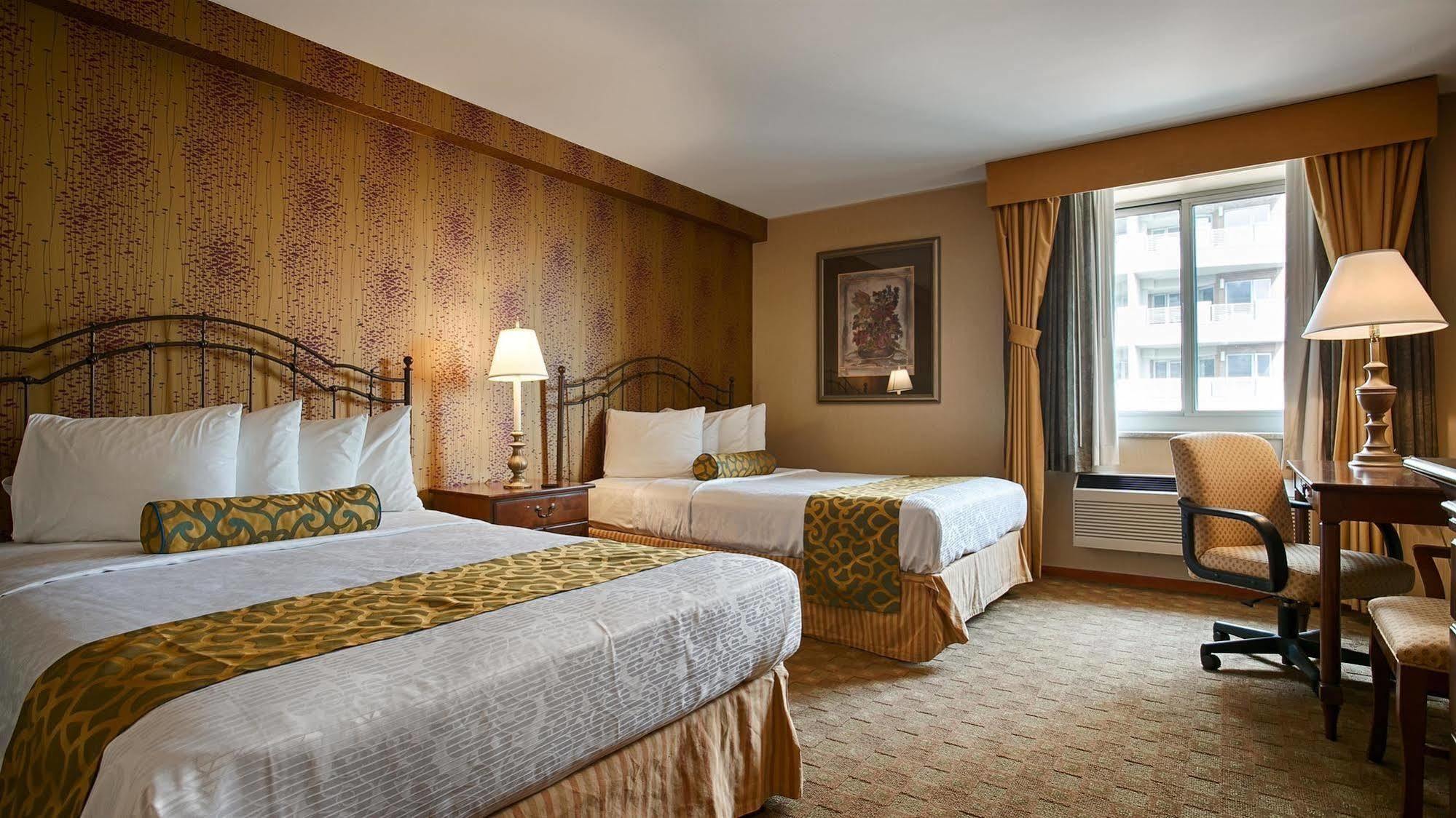 Western Queens Court 3*