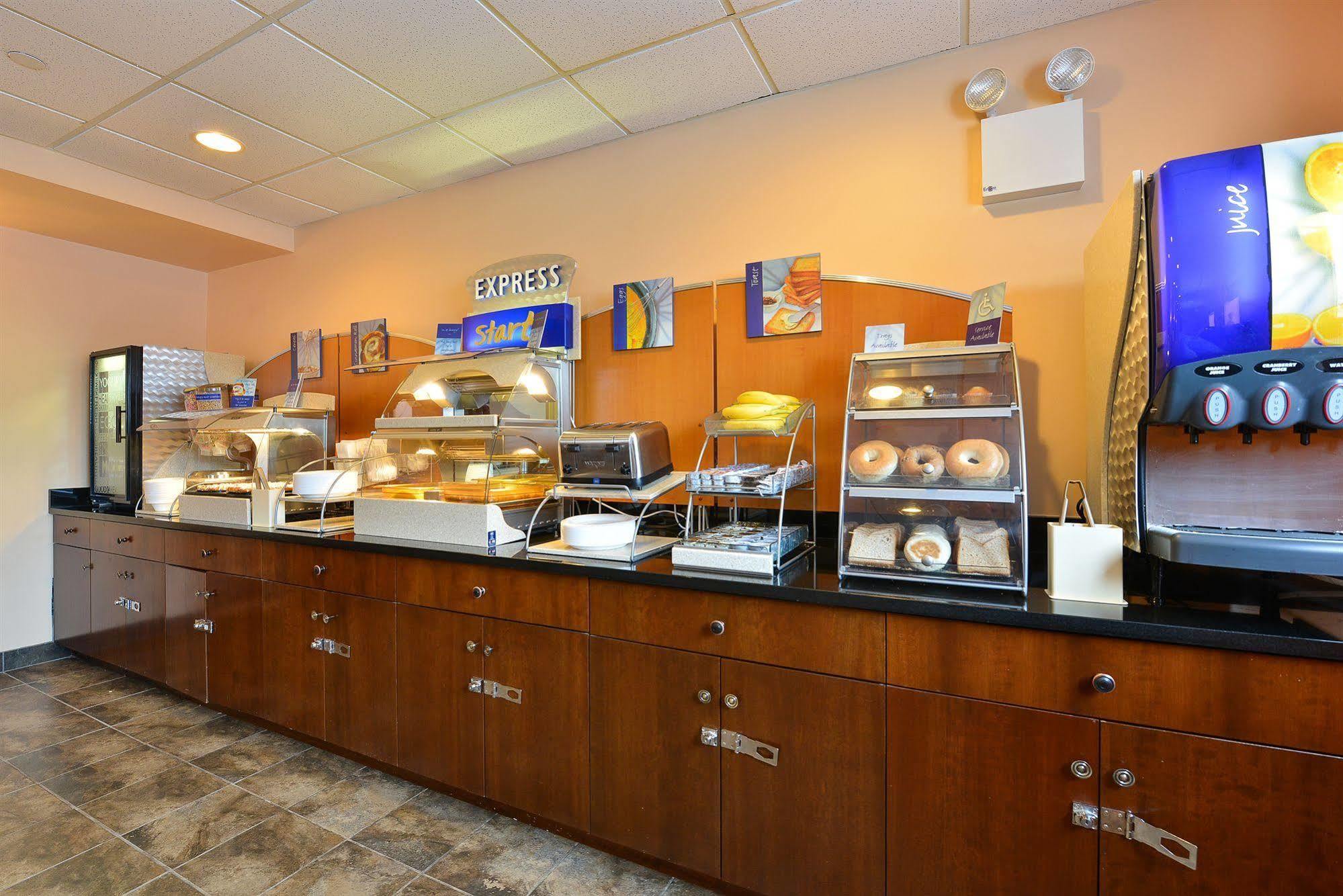 Hotel Country & By Radisson, Staten Island New York