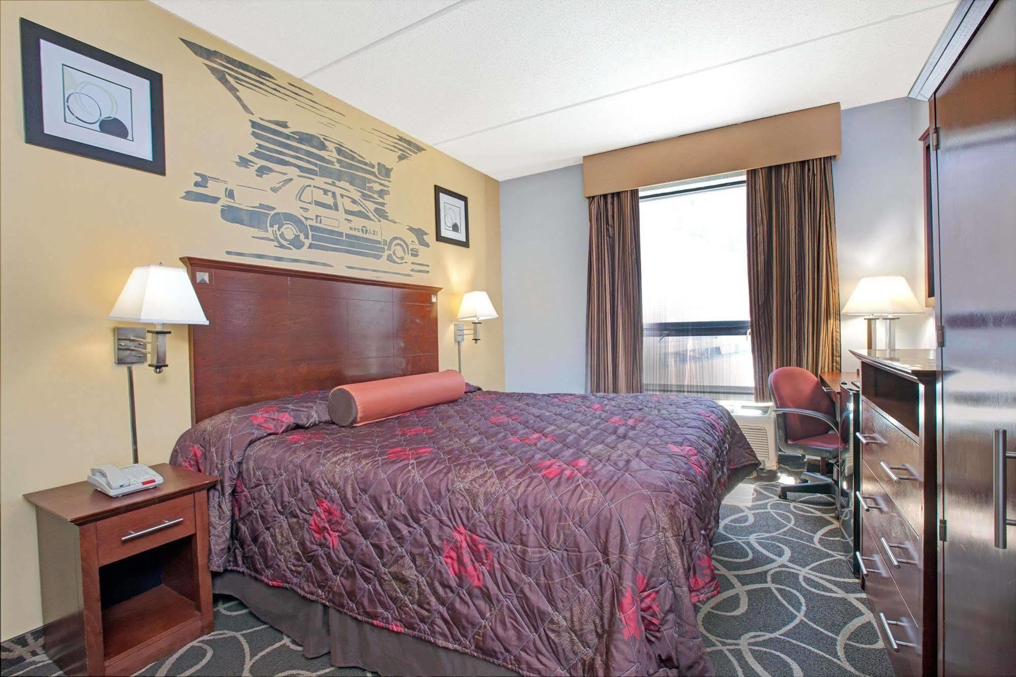 Howard Johnson Queens Village Hotel 2*