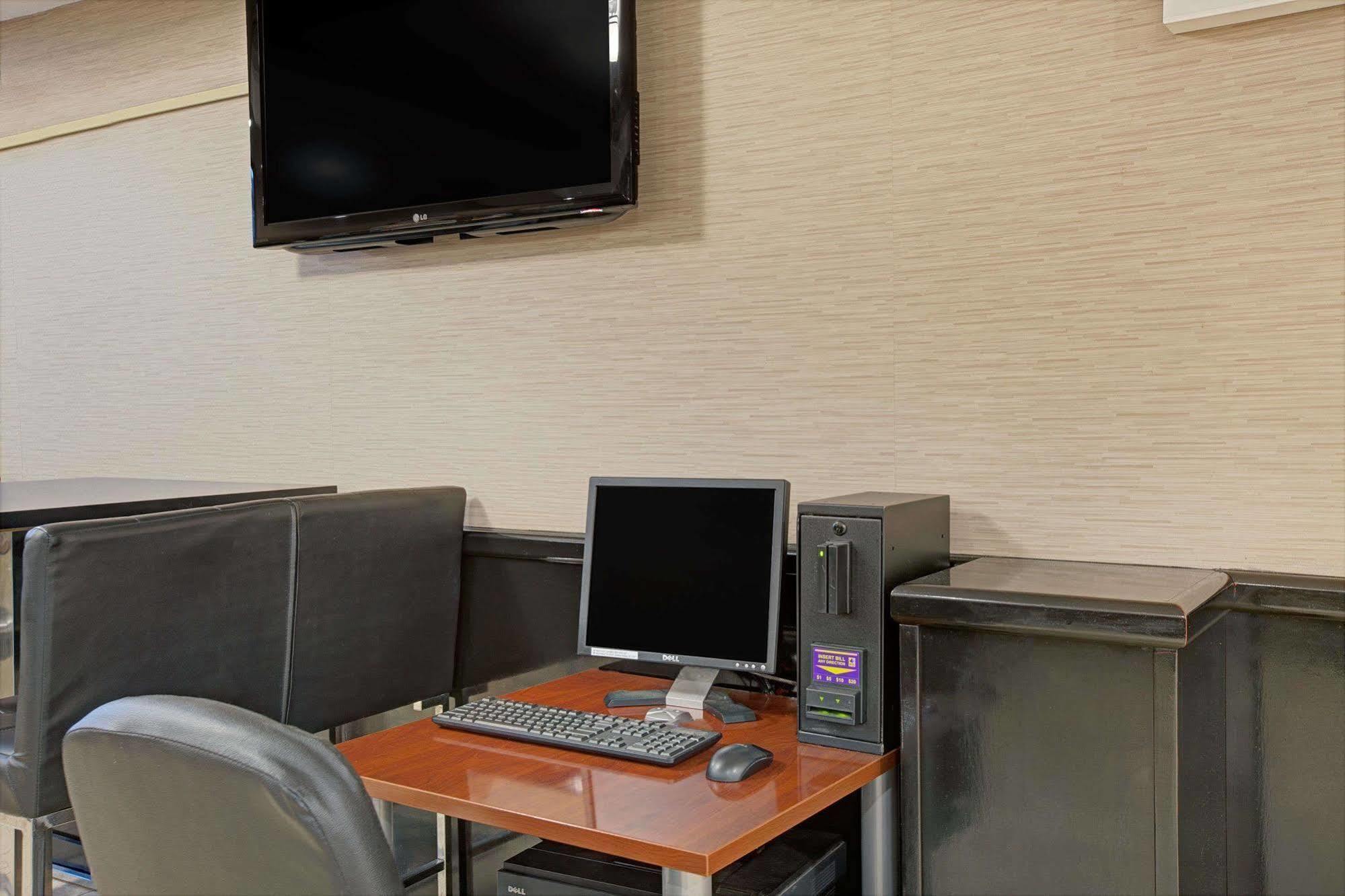 Hotel Howard Johnson Queens Village