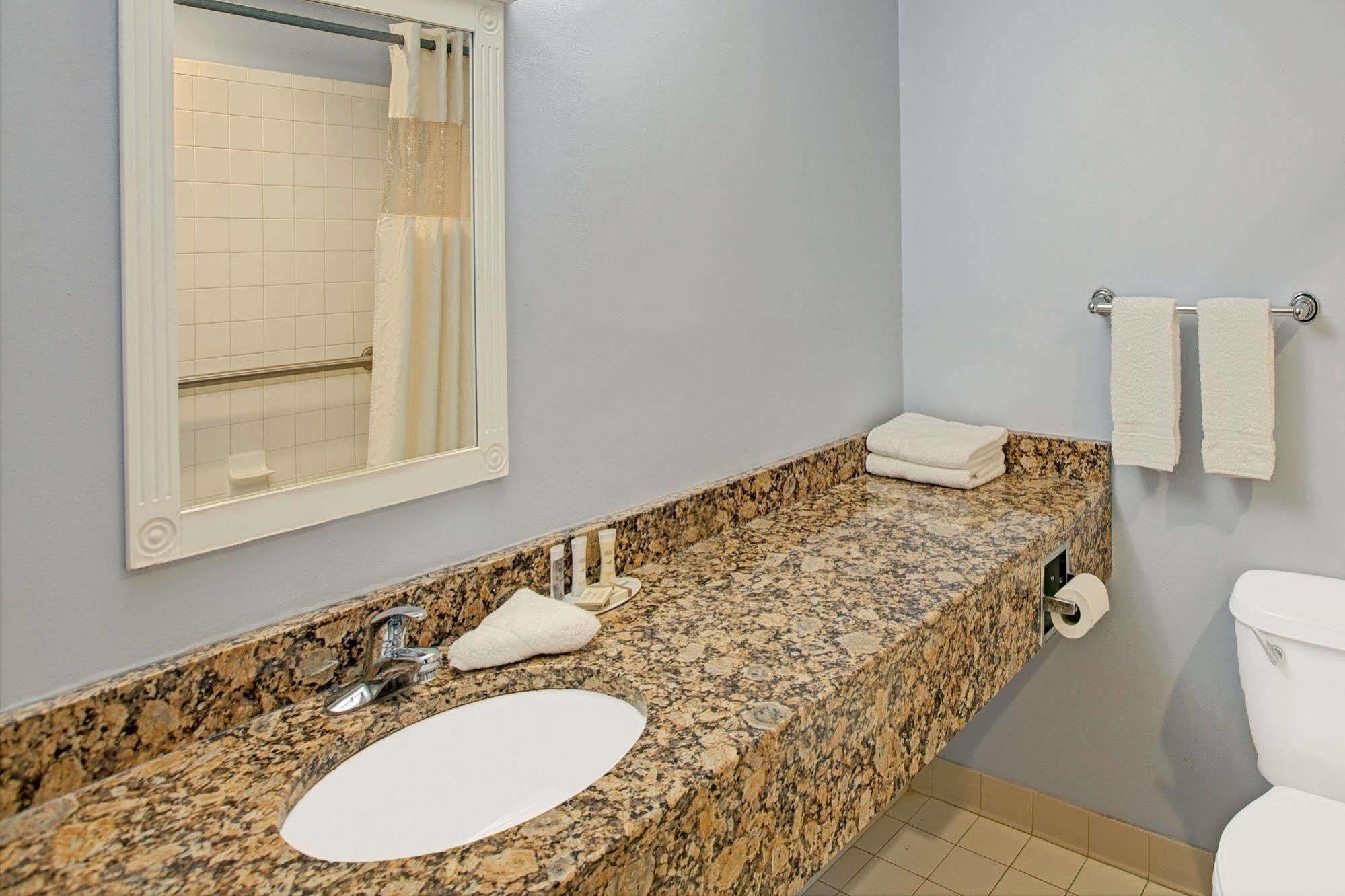 Howard Johnson Queens Village Hotel 2*