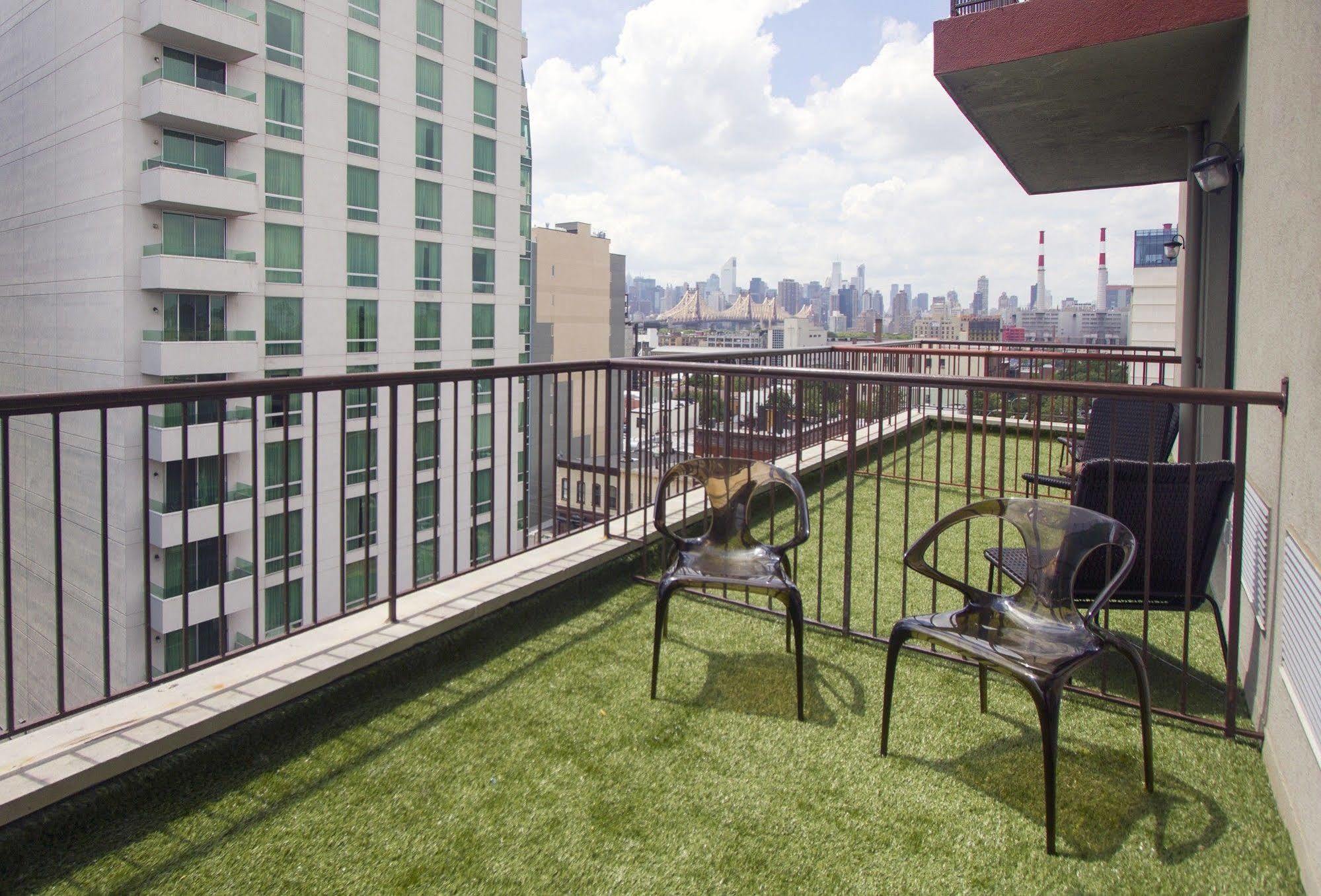 Vetiver / Manhattan Skyline Hotel New York