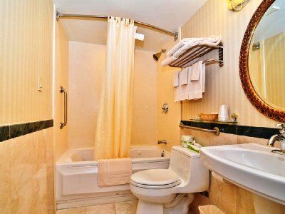 Western Queens Court Hotel 3*