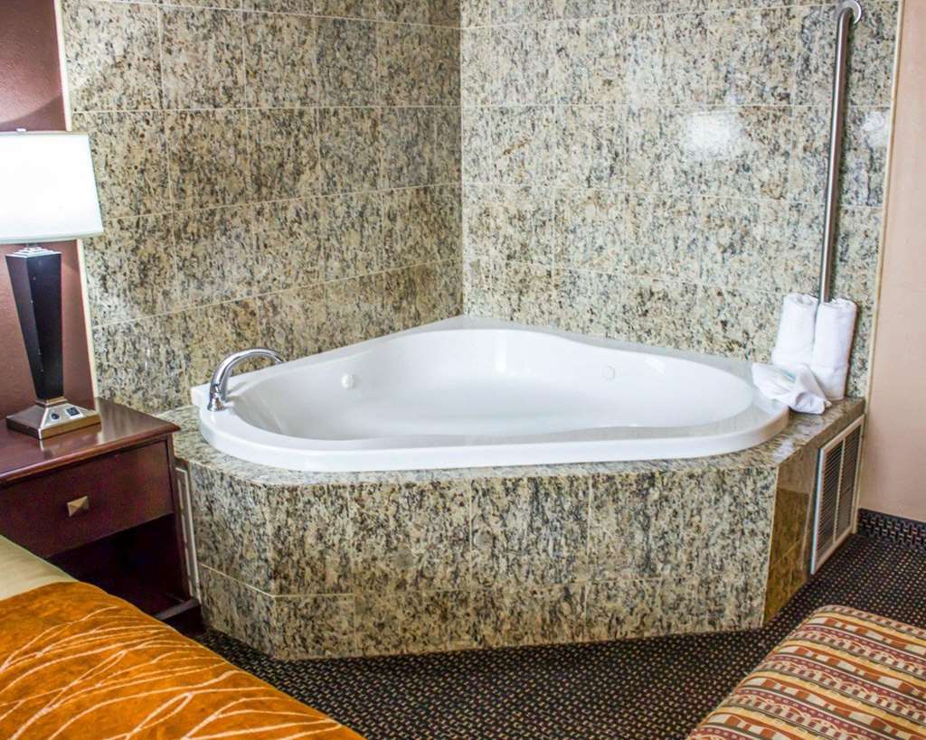 Travelodge By Wyndham Queens Hotel