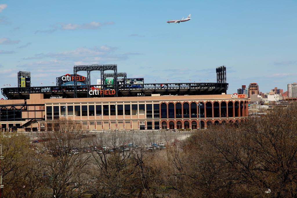 - Laguardia Airport 3*