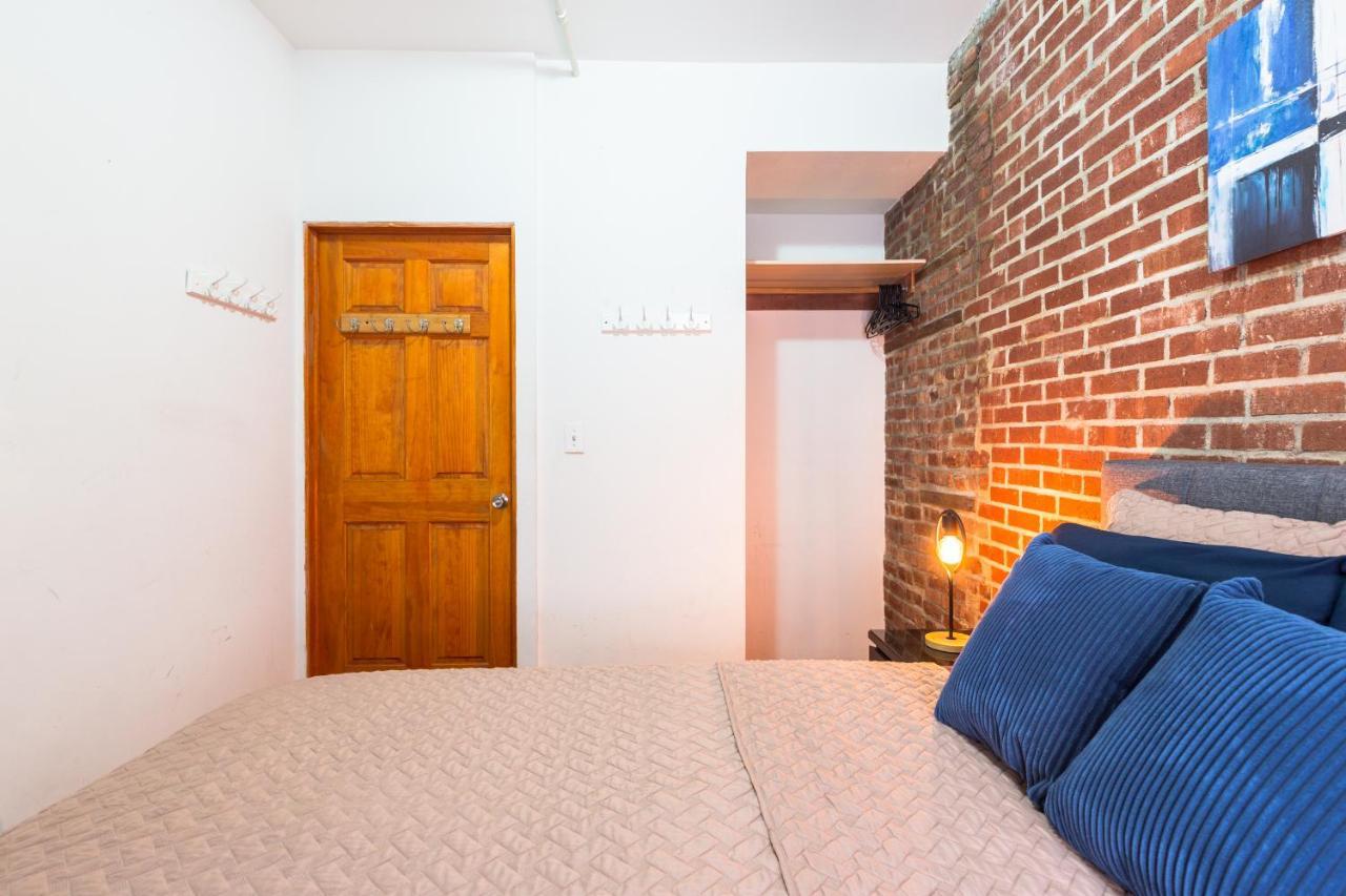 Spacious Apt Close To 9th Avenue *