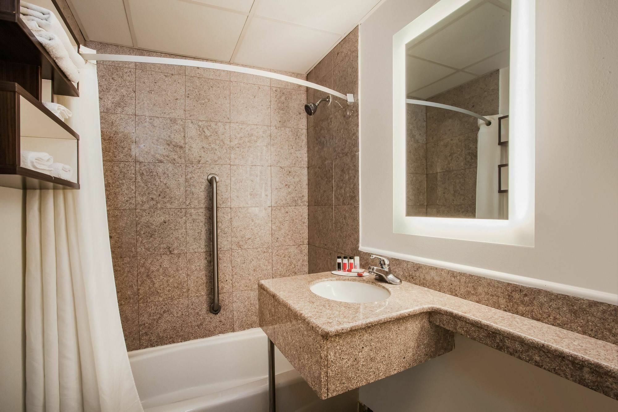 Hotel West Farms New York