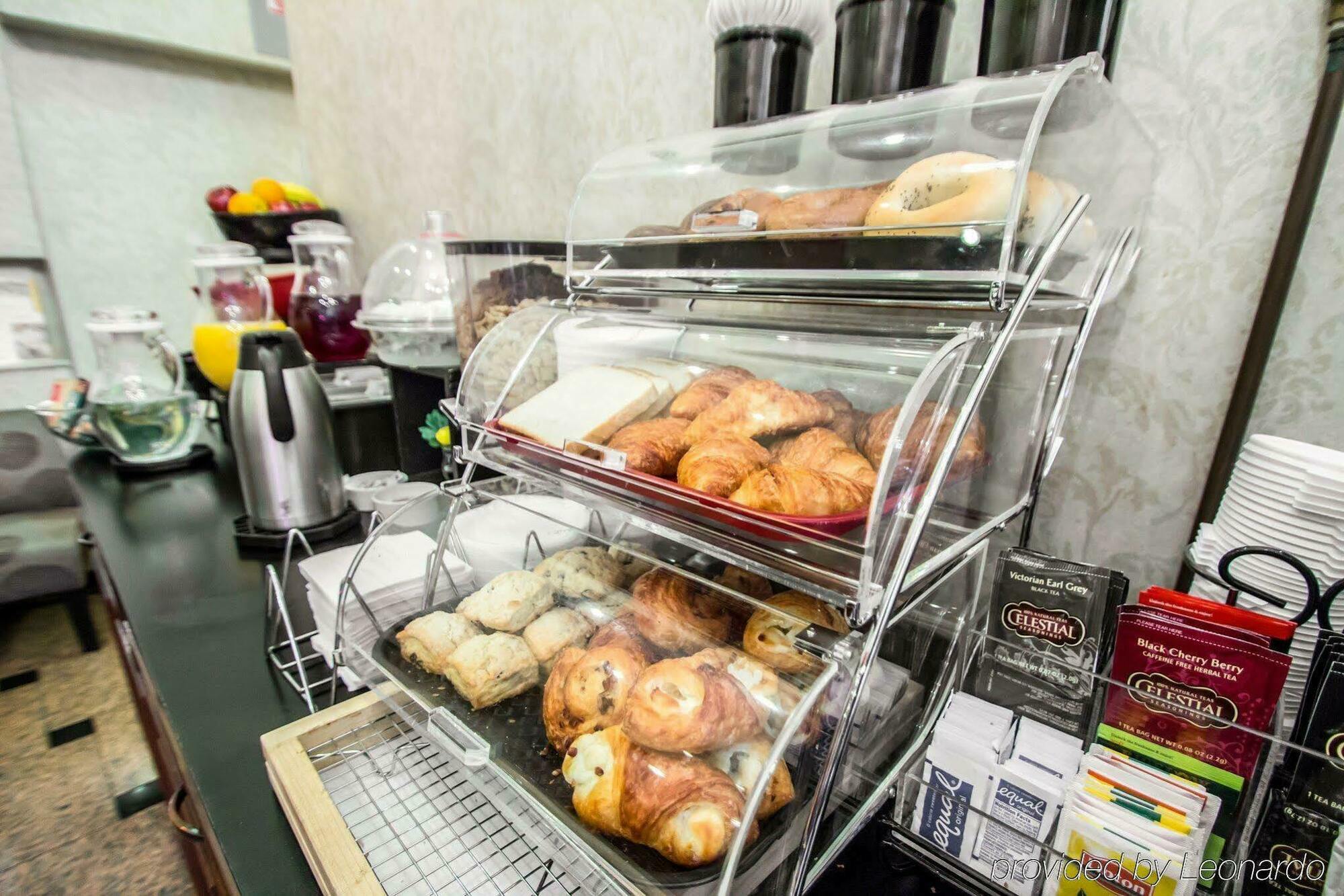 Econo Times Square Hotel 2*