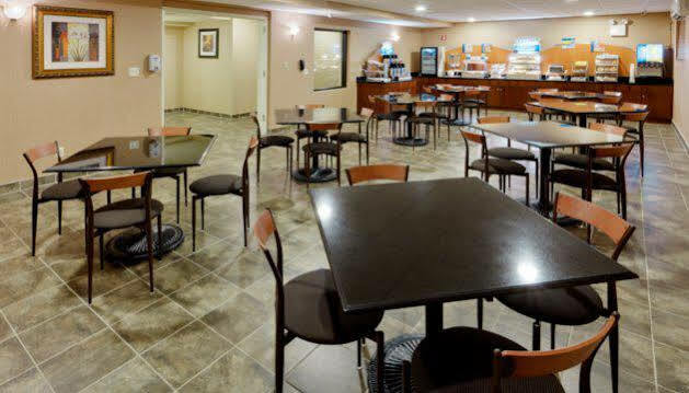 Country & By Radisson, Staten Island 3*