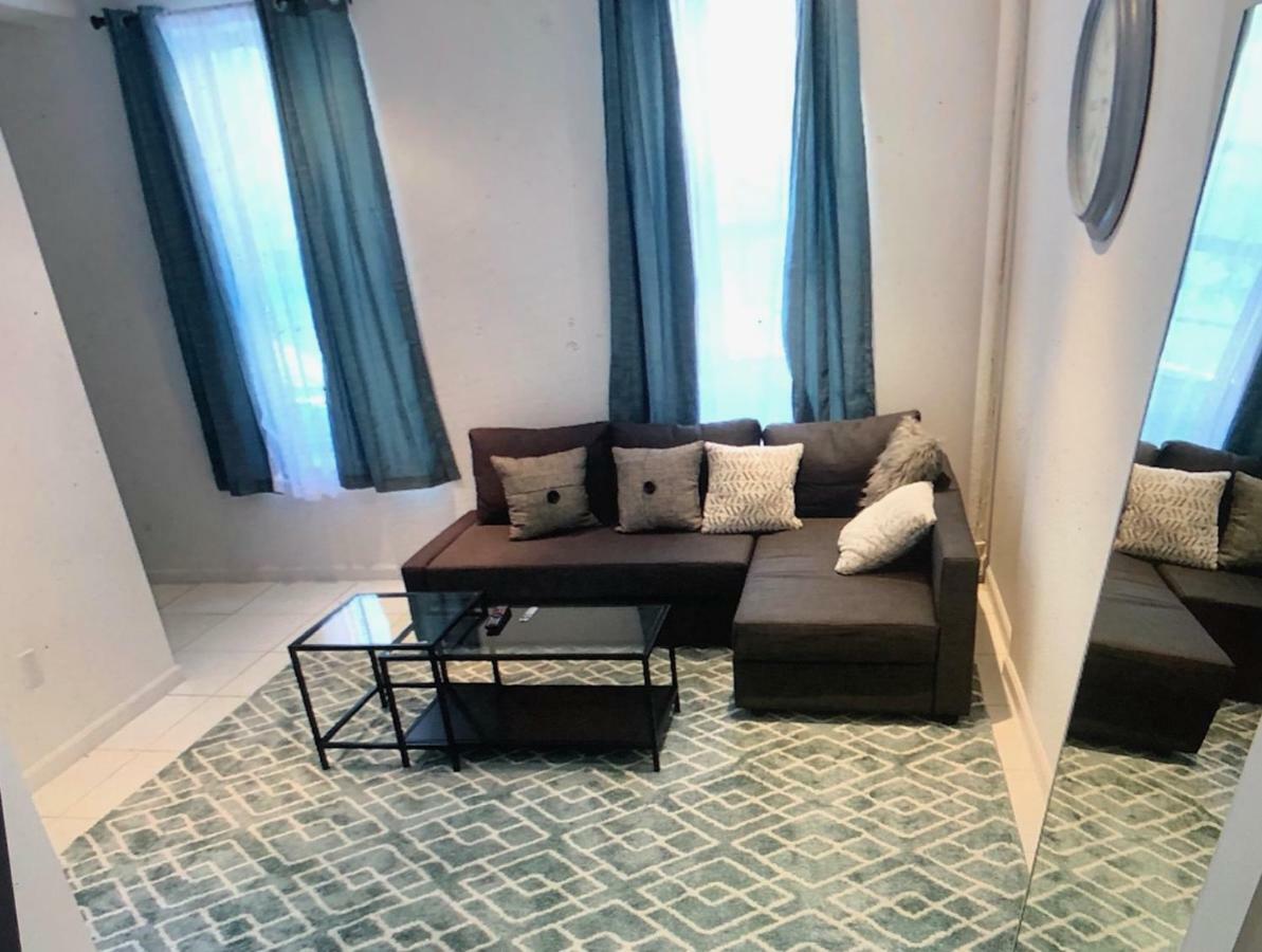 Cozy 3 Bedroom Walking Distance To Central Park Apartment *