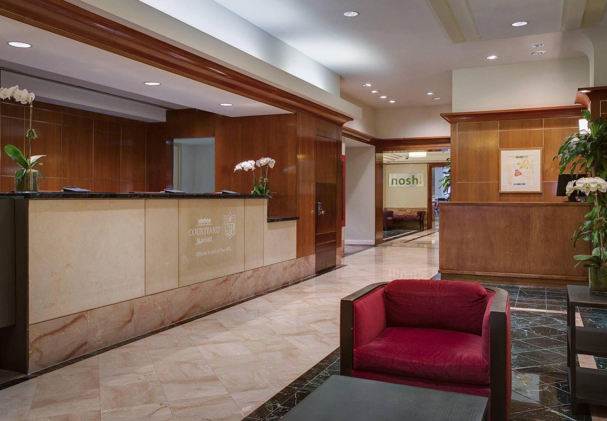 Courtyard Manhattan/times Square 3*