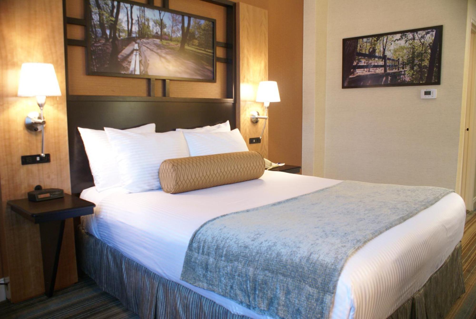 Western Queens Gold Coast Hotel 3*