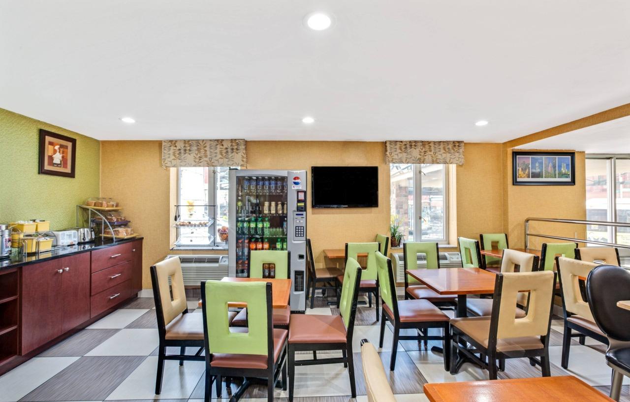 Days By Wyndham Long Island Hotel